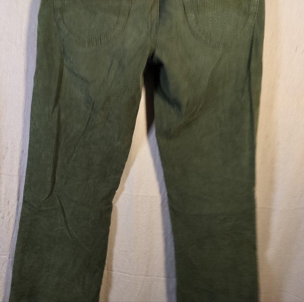Woman's green corduroy Aeropostale stretch size 3 / 4 pants in excellent shape. - Picture 8 of 9